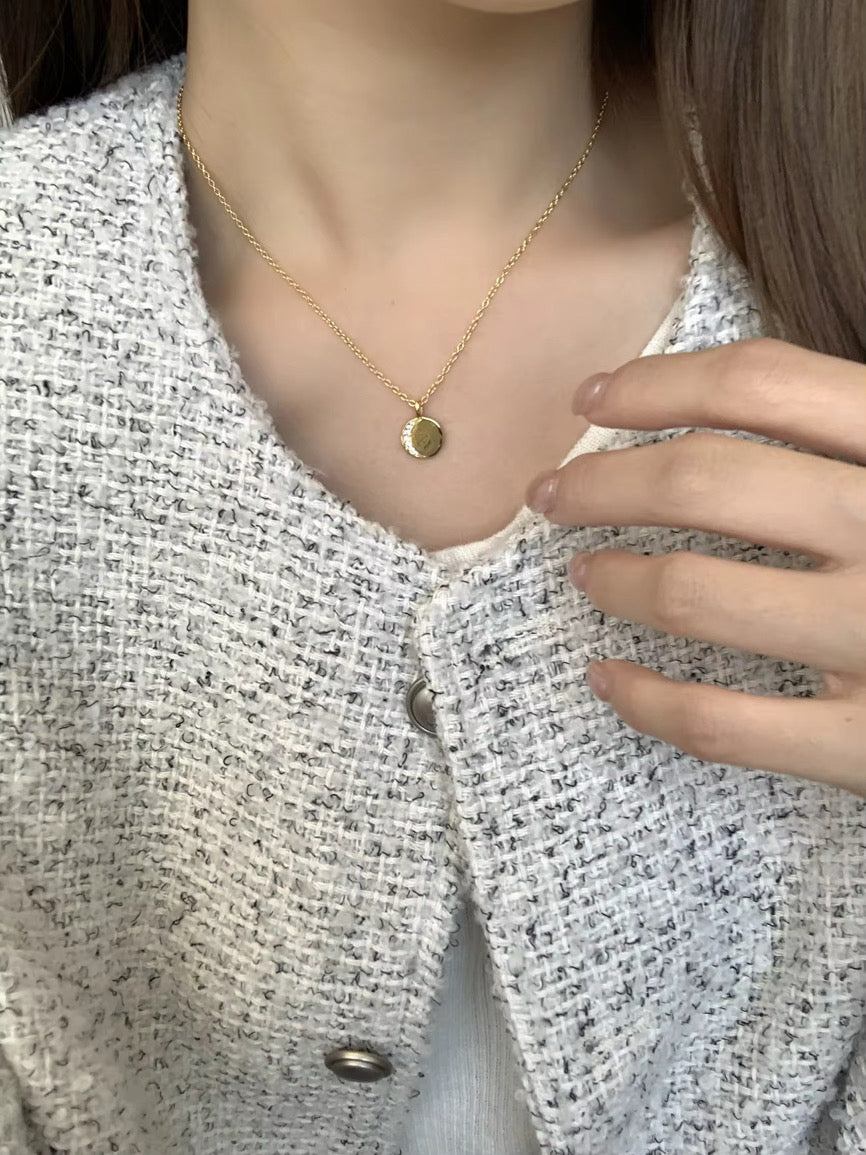 Small gold necklace pendant 